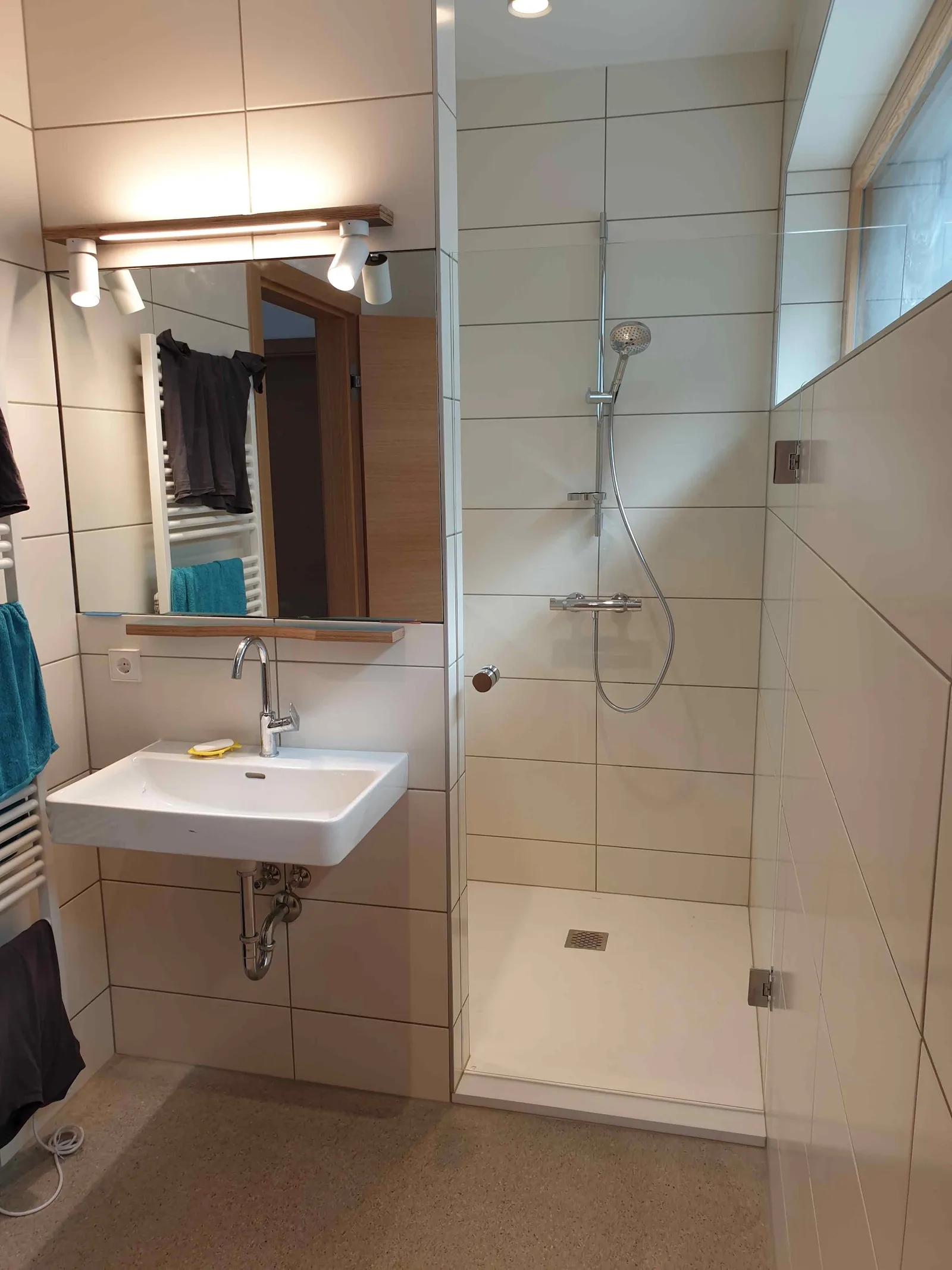 Walk-in-Dusche mit transparenter Glaswand