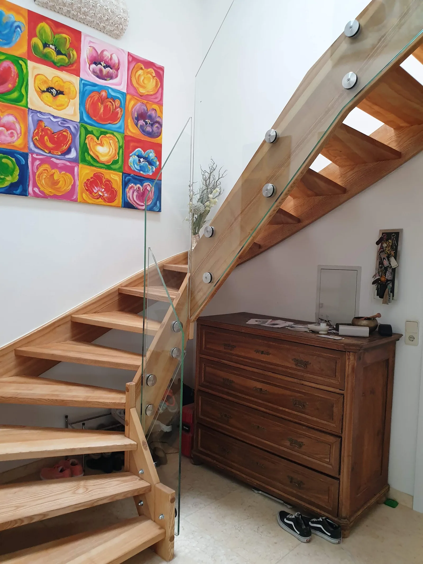 Holztreppe mit transparentem Glasgeländer