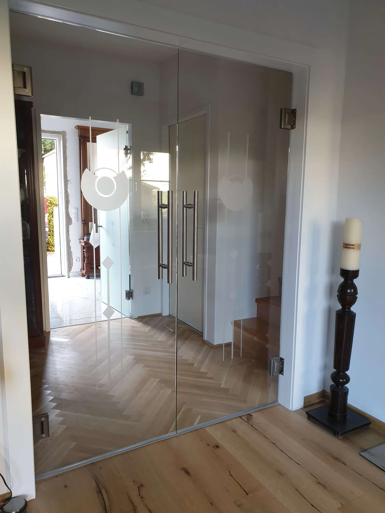 Zweiflügelige Ganzglas-Pendeltür mit Mattierung