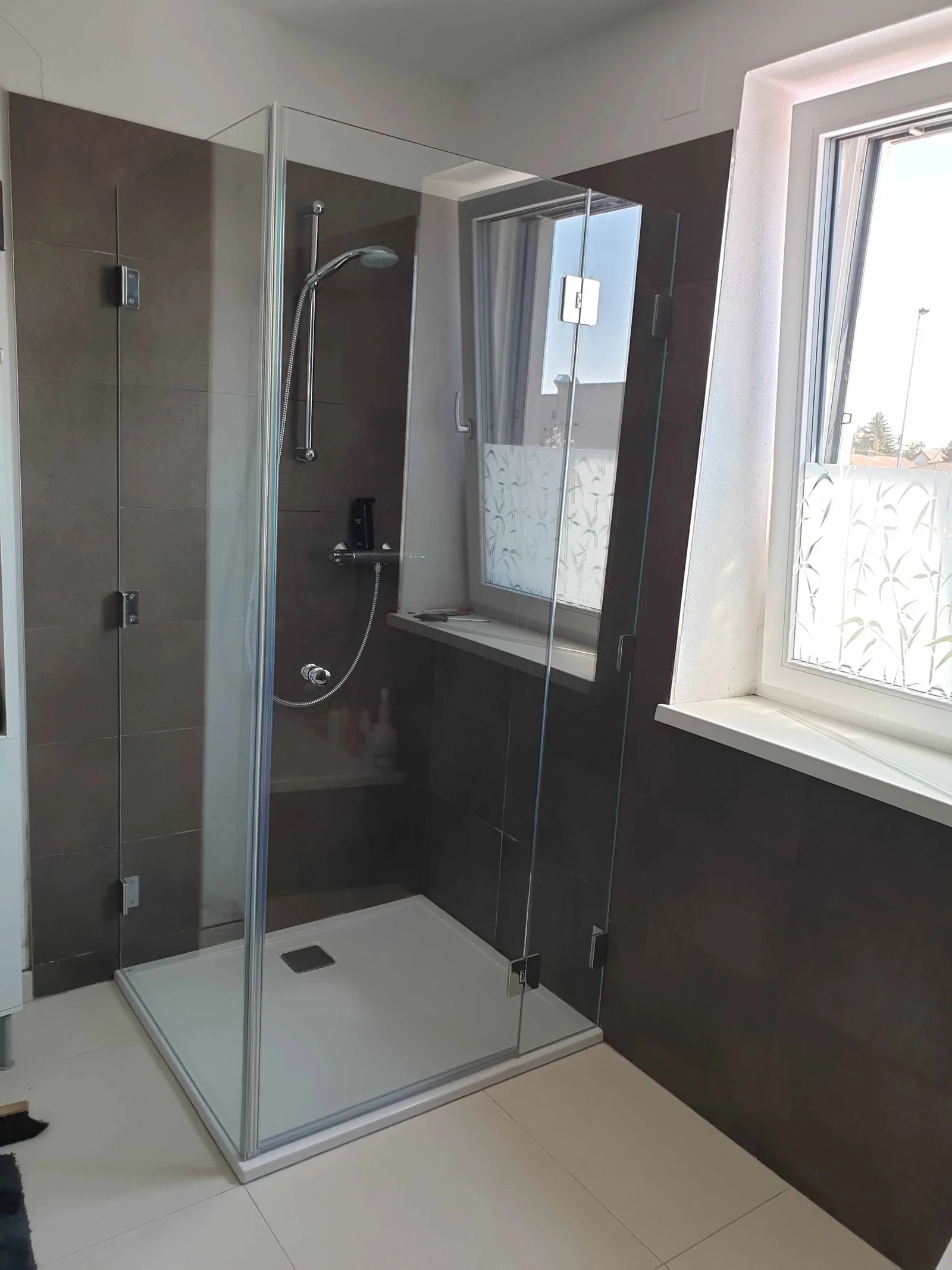 Eckdusche aus transparentem Glas