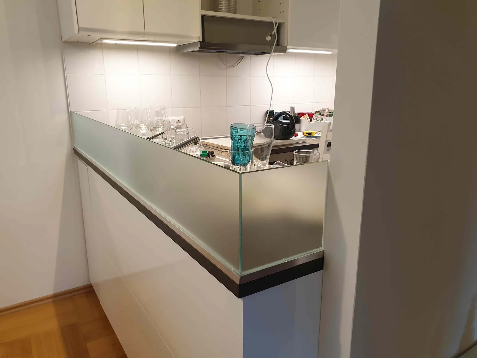 Mattierte Glasbrüstung an einer Küchentheke