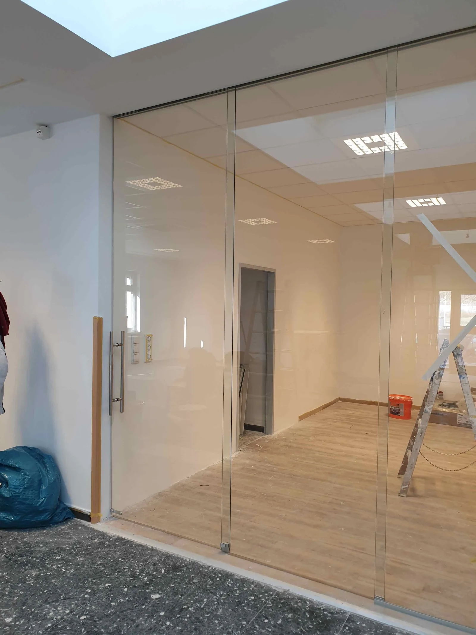 Ganzglas-Trennwand mit Tür in einem Büro